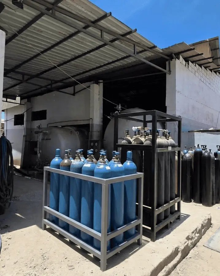 Steel cylinder rack for secure storage and transport of gas cylinders